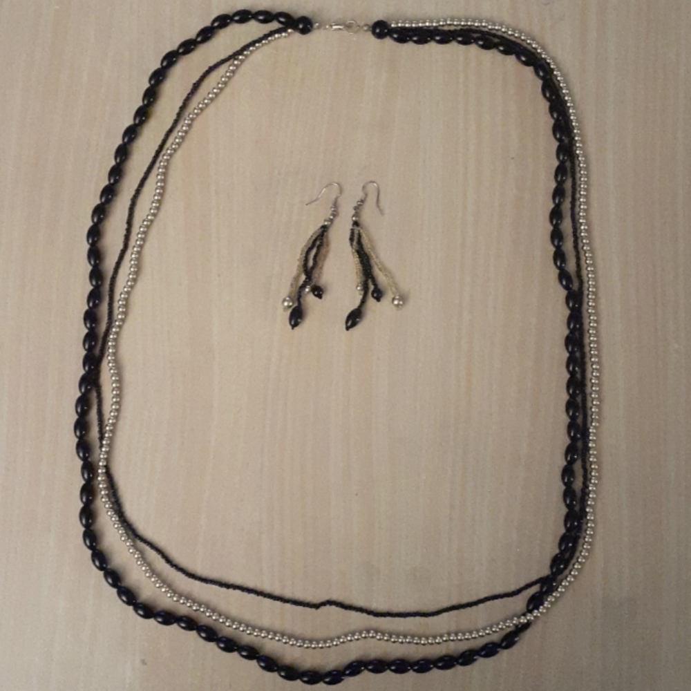 (Jewelry set) 18 in beaded necklace with beaded matching earrings